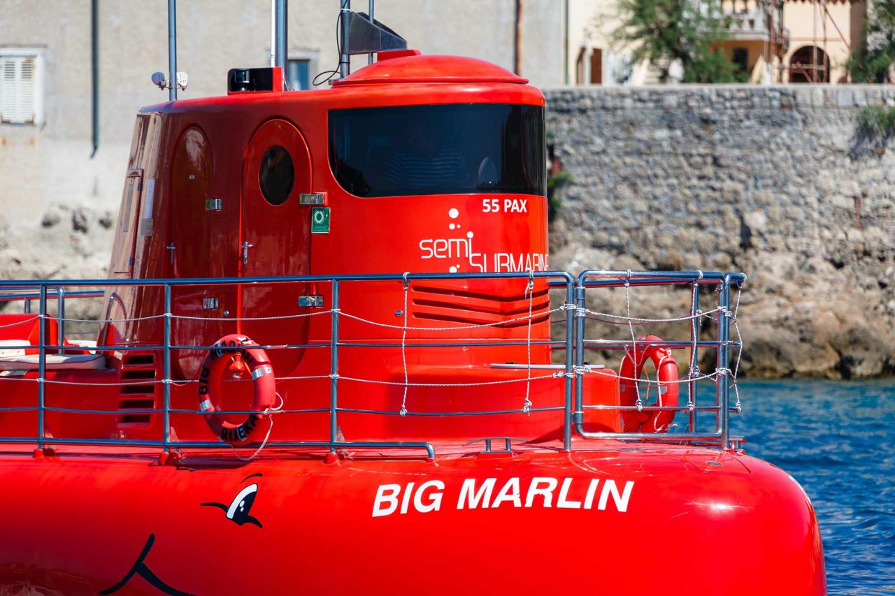 Crvena polupodmornica Big Marlin u luci grada Krka